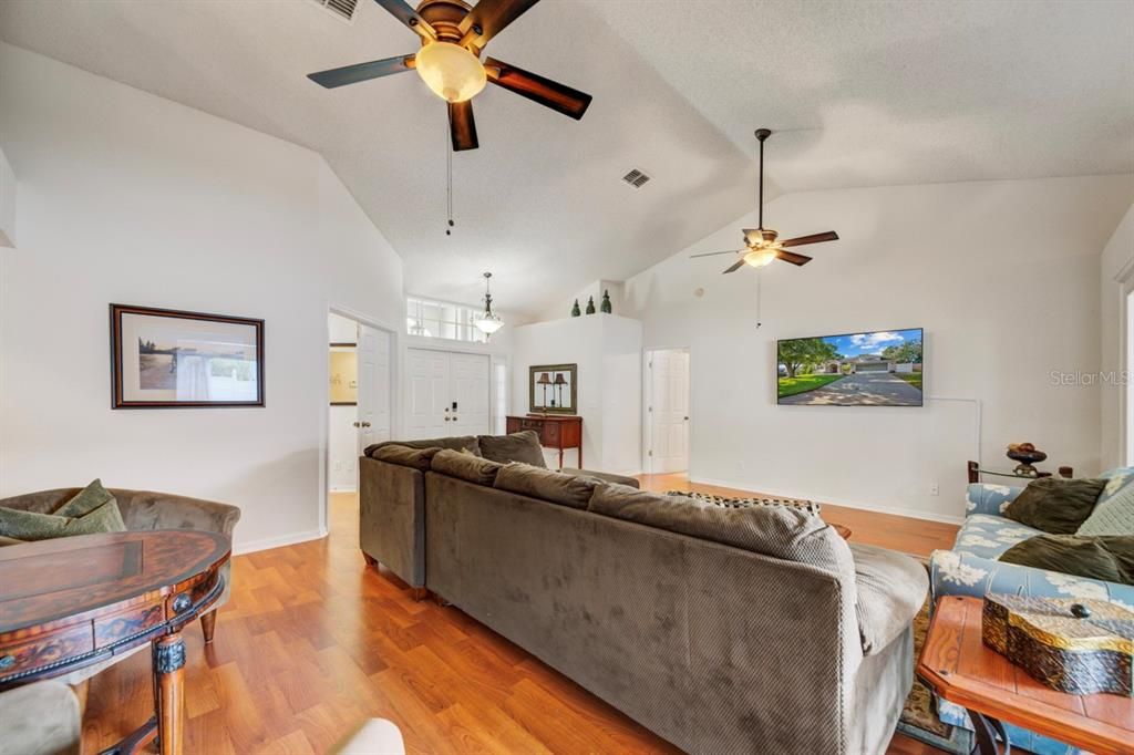 En Venta: $356,628 (3 camas, 2 baños, 2240 Pies cuadrados)