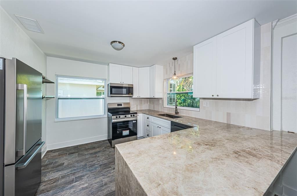 For Sale: $474,000 (2 beds, 1 baths, 1212 Square Feet)