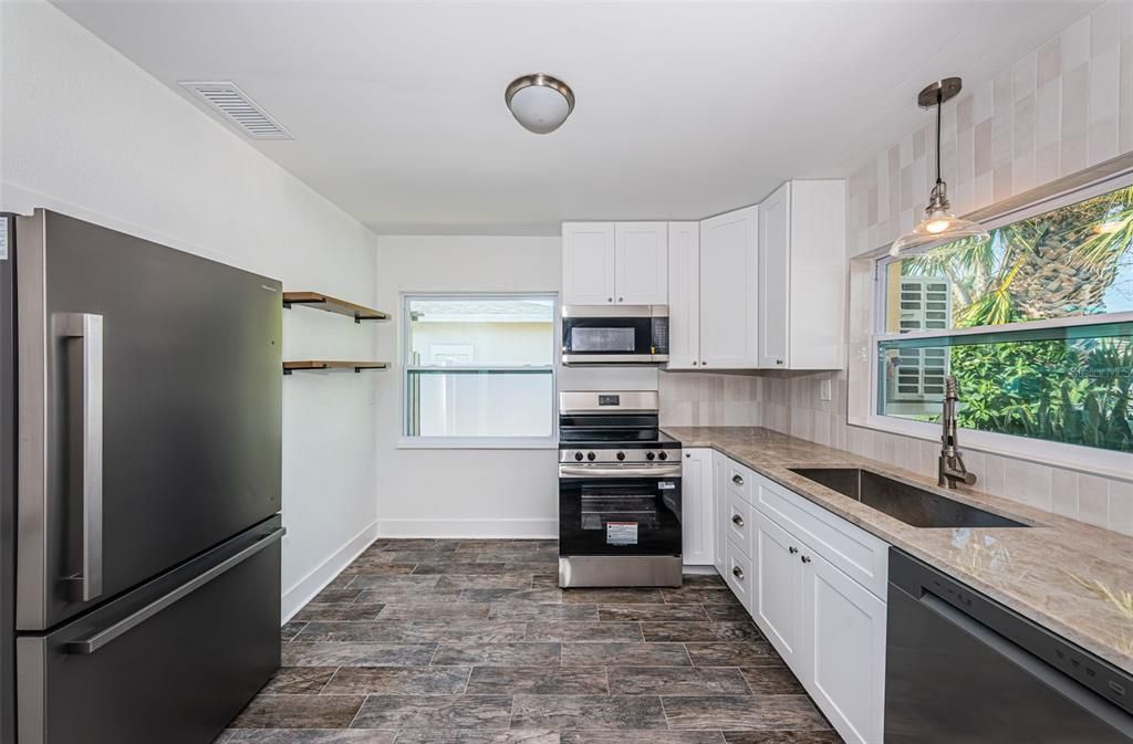 For Sale: $474,000 (2 beds, 1 baths, 1212 Square Feet)
