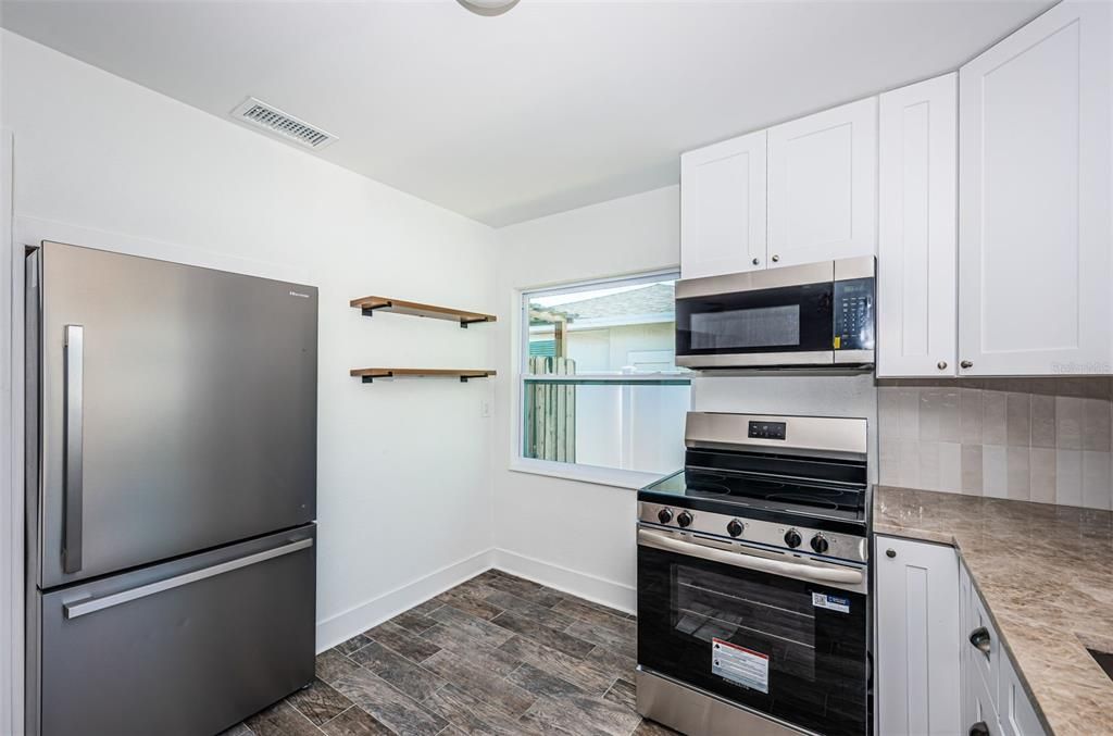 For Sale: $474,000 (2 beds, 1 baths, 1212 Square Feet)