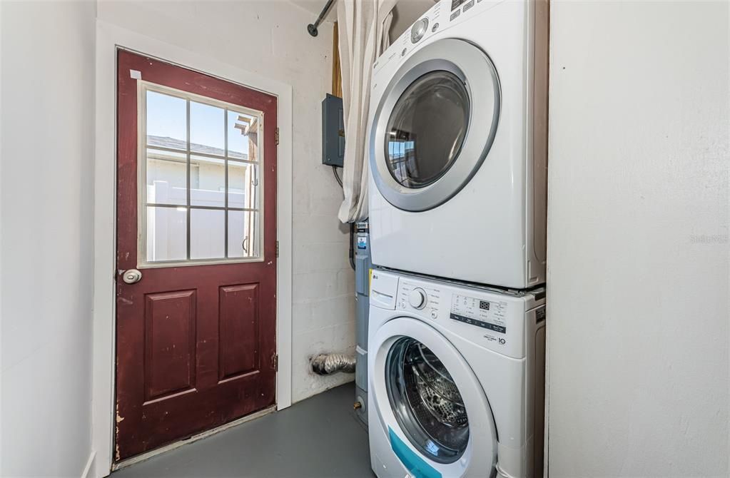 For Sale: $474,000 (2 beds, 1 baths, 1212 Square Feet)