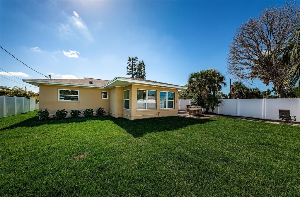 For Sale: $474,000 (2 beds, 1 baths, 1212 Square Feet)