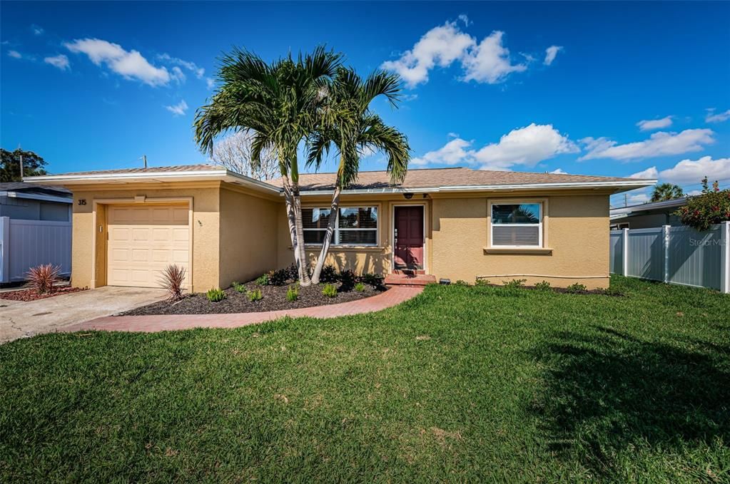 For Sale: $474,000 (2 beds, 1 baths, 1212 Square Feet)