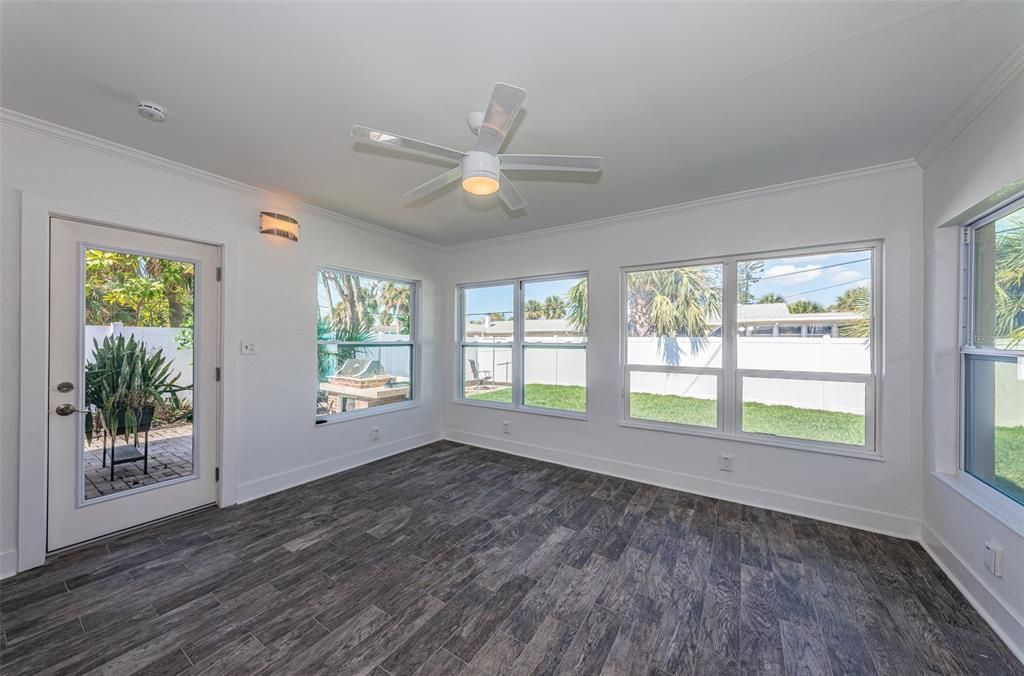 For Sale: $474,000 (2 beds, 1 baths, 1212 Square Feet)