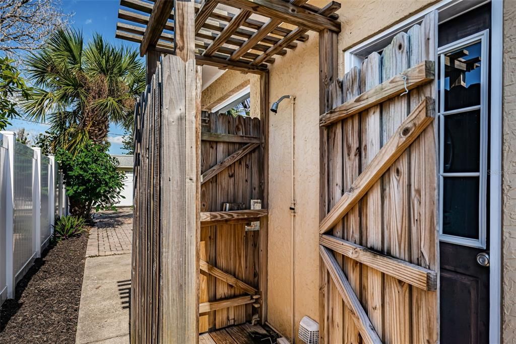 For Sale: $474,000 (2 beds, 1 baths, 1212 Square Feet)