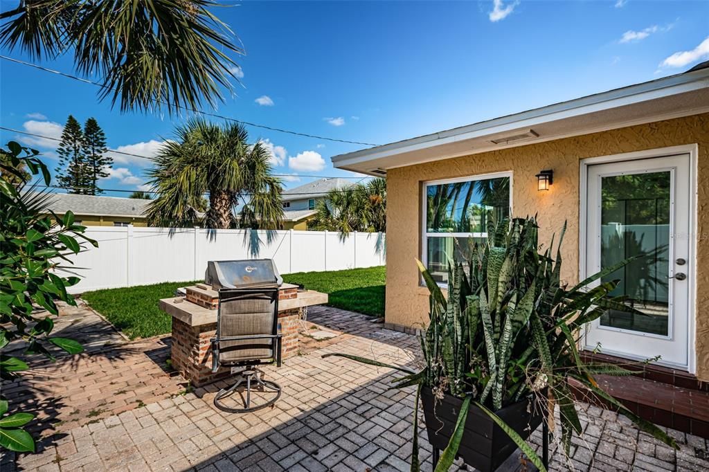 For Sale: $474,000 (2 beds, 1 baths, 1212 Square Feet)