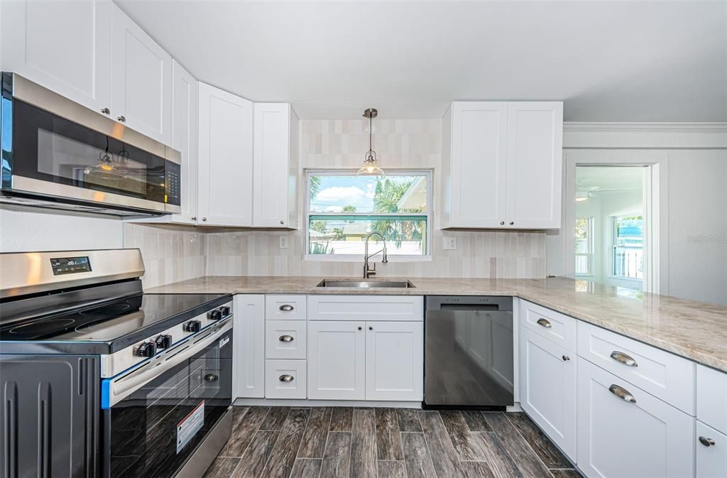 For Sale: $474,000 (2 beds, 1 baths, 1212 Square Feet)