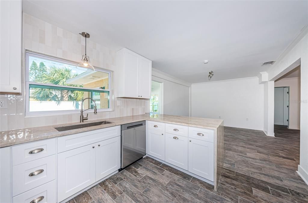 For Sale: $474,000 (2 beds, 1 baths, 1212 Square Feet)