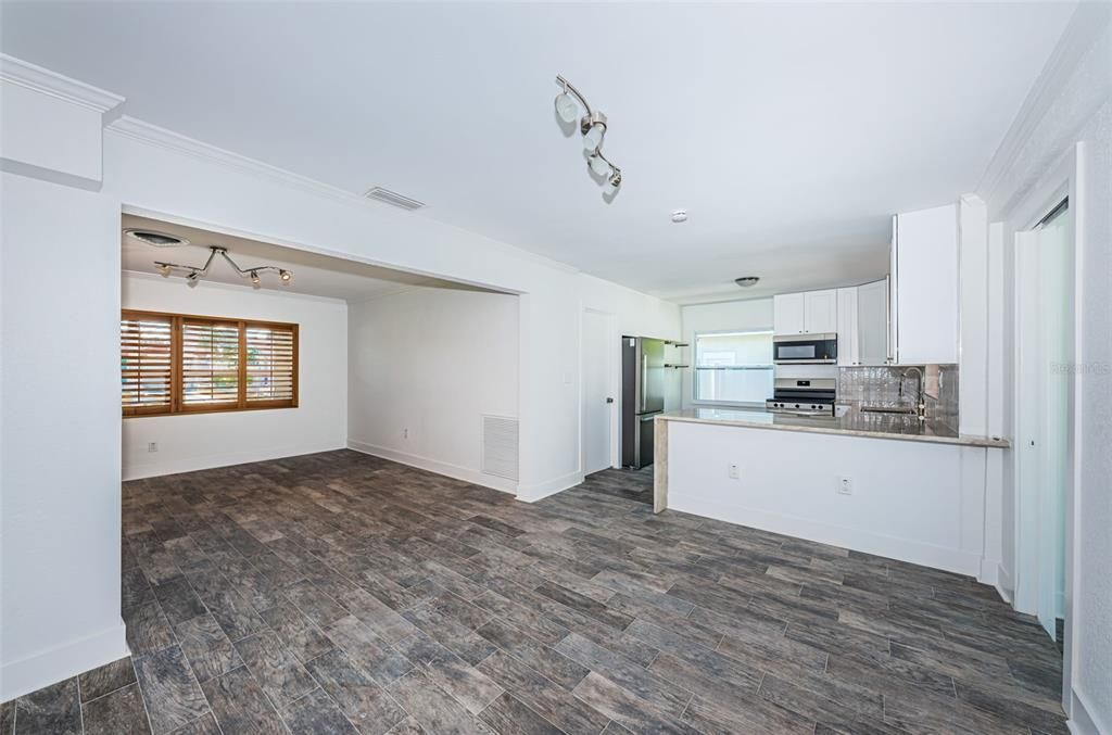 For Sale: $474,000 (2 beds, 1 baths, 1212 Square Feet)