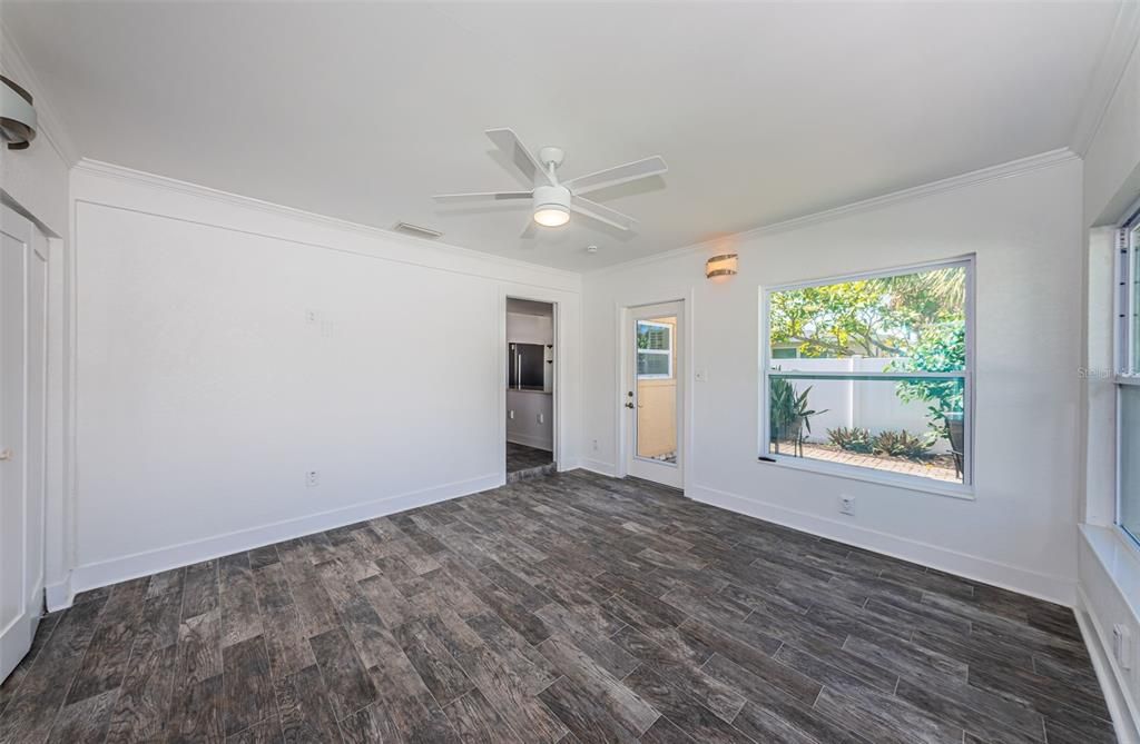 For Sale: $474,000 (2 beds, 1 baths, 1212 Square Feet)