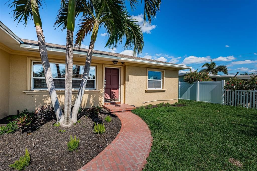 For Sale: $474,000 (2 beds, 1 baths, 1212 Square Feet)