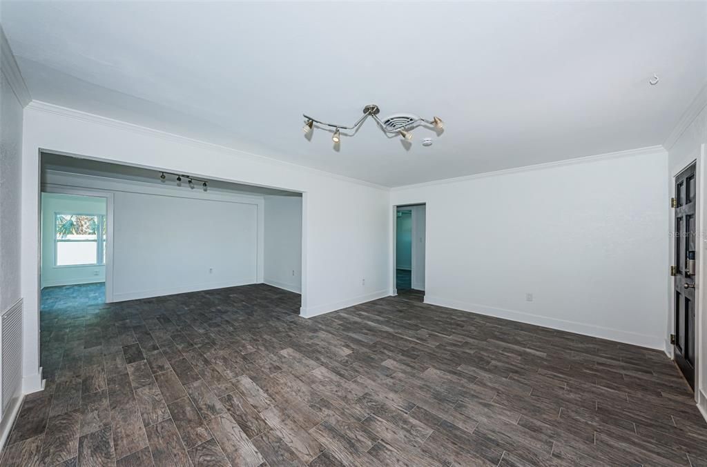 For Sale: $474,000 (2 beds, 1 baths, 1212 Square Feet)