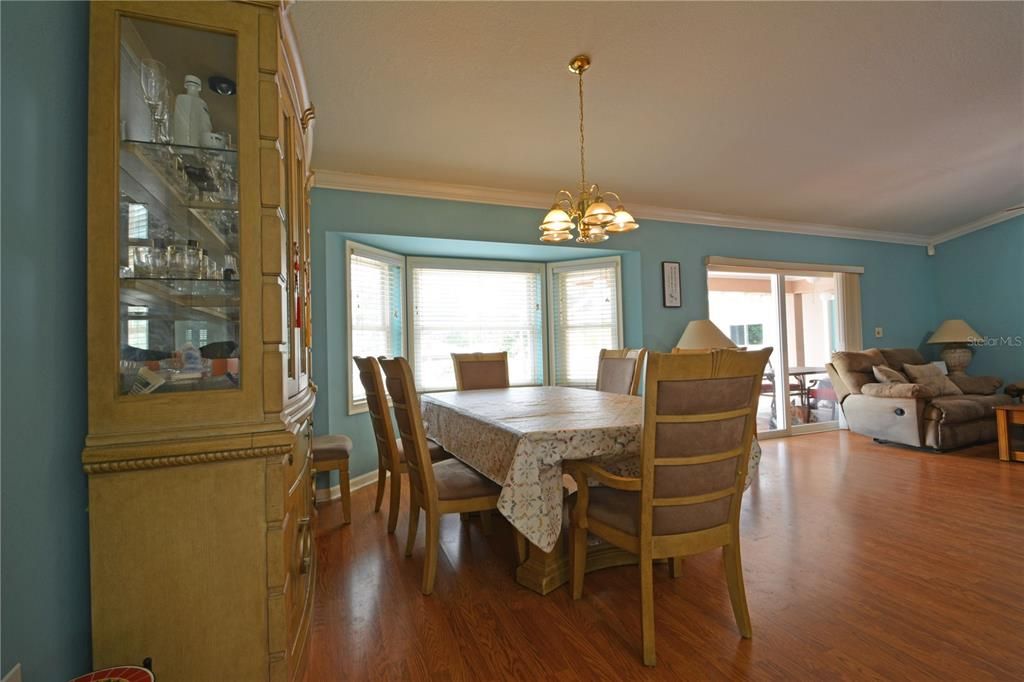 合同活跃: $445,000 (3 贝兹, 2 浴室, 1737 平方英尺)