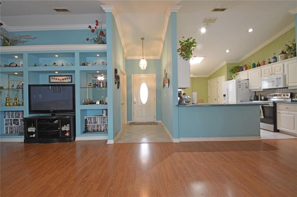 合同活跃: $445,000 (3 贝兹, 2 浴室, 1737 平方英尺)