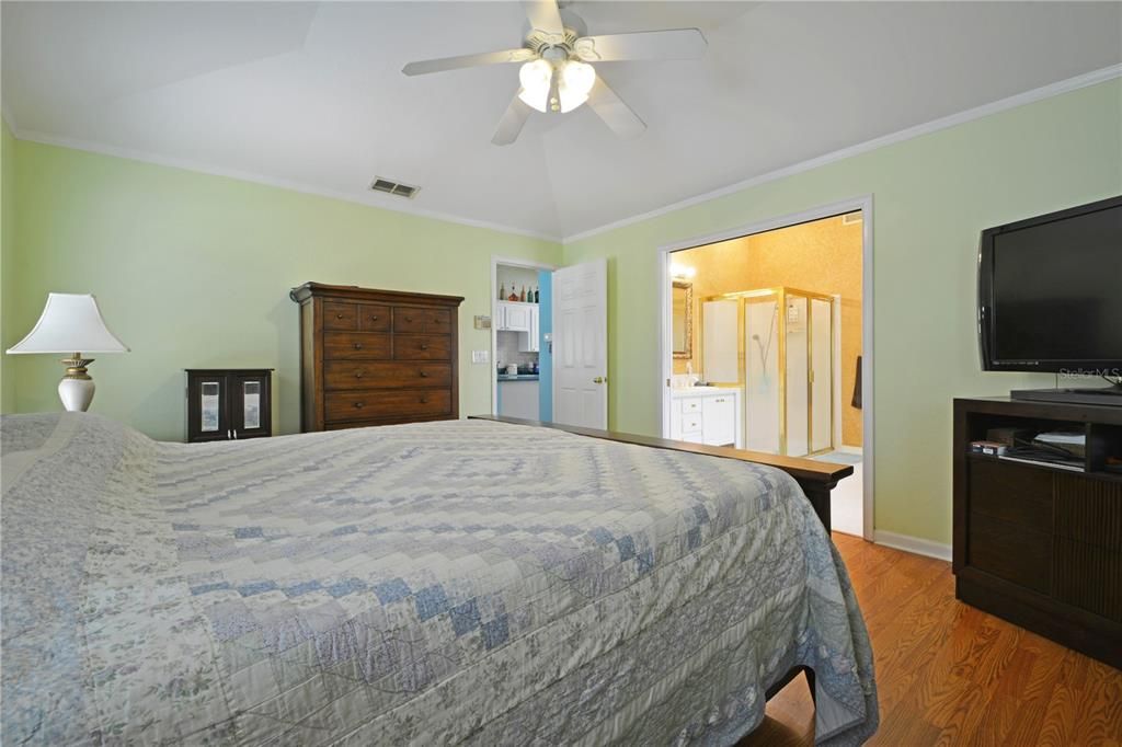 合同活跃: $445,000 (3 贝兹, 2 浴室, 1737 平方英尺)