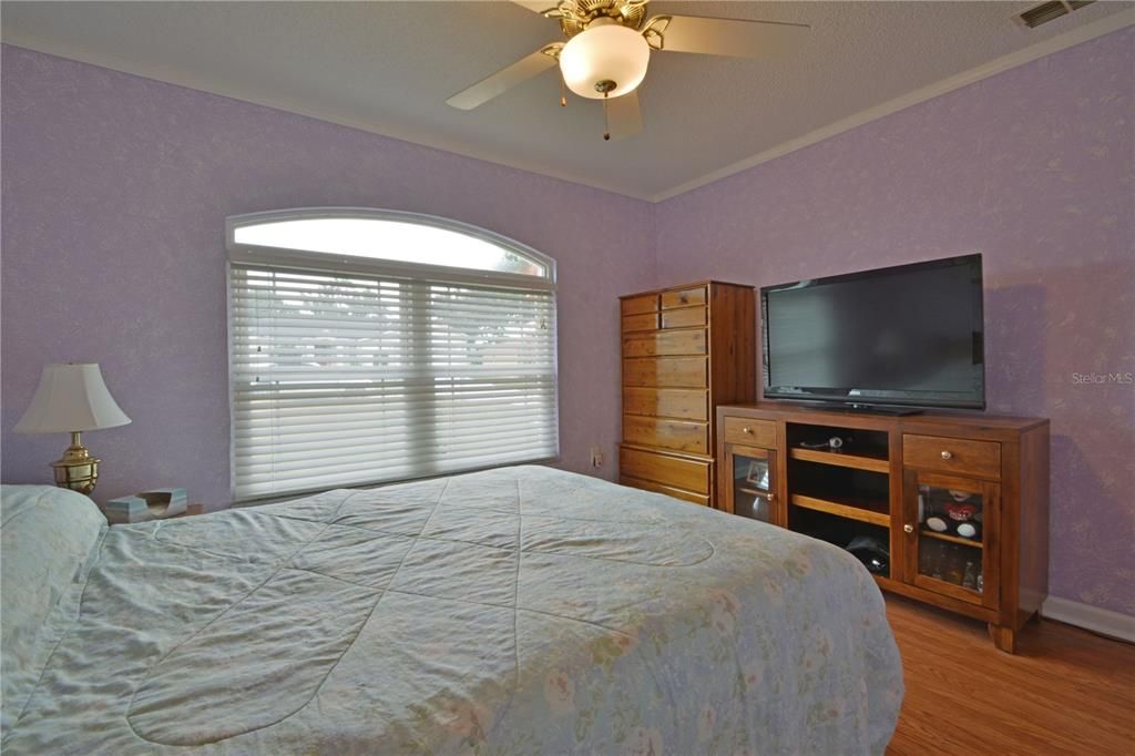 合同活跃: $445,000 (3 贝兹, 2 浴室, 1737 平方英尺)