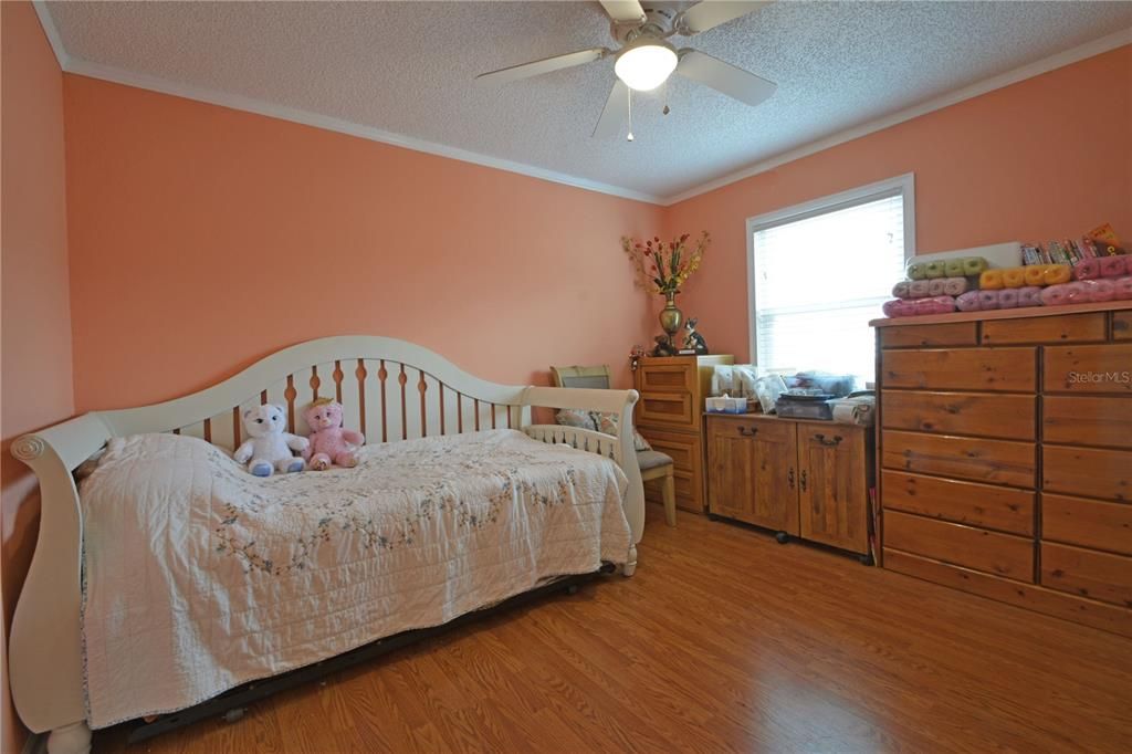 合同活跃: $445,000 (3 贝兹, 2 浴室, 1737 平方英尺)