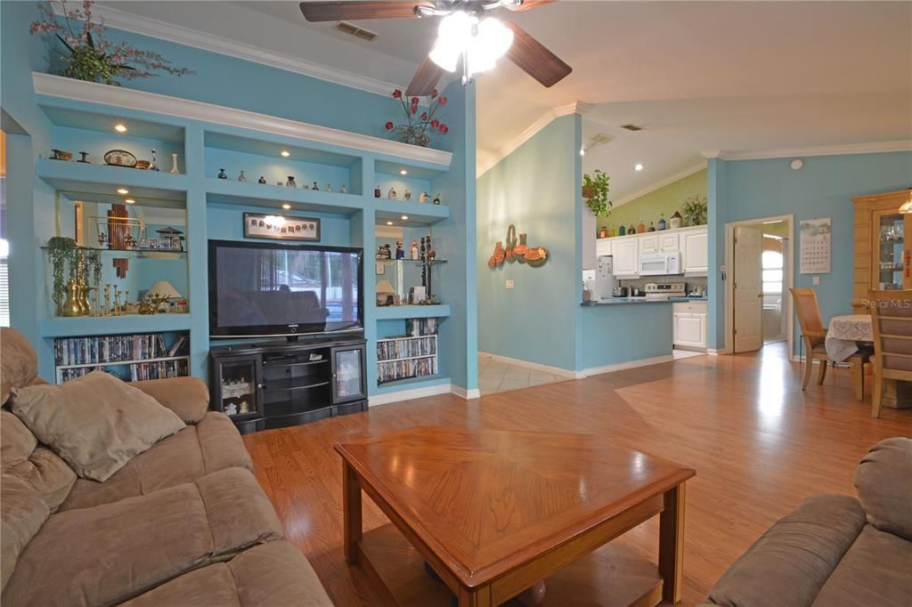 合同活跃: $445,000 (3 贝兹, 2 浴室, 1737 平方英尺)