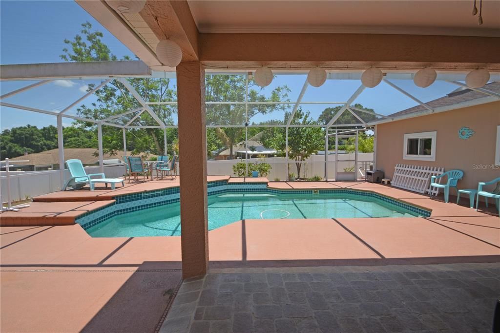 合同活跃: $445,000 (3 贝兹, 2 浴室, 1737 平方英尺)