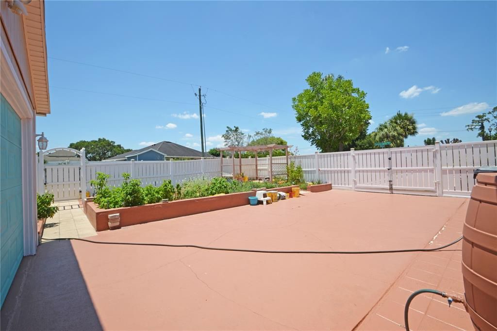 合同活跃: $445,000 (3 贝兹, 2 浴室, 1737 平方英尺)