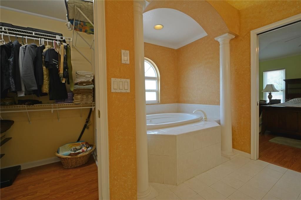 合同活跃: $445,000 (3 贝兹, 2 浴室, 1737 平方英尺)