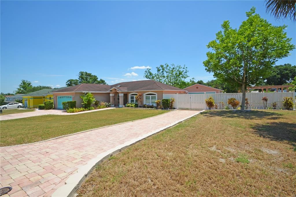 合同活跃: $445,000 (3 贝兹, 2 浴室, 1737 平方英尺)