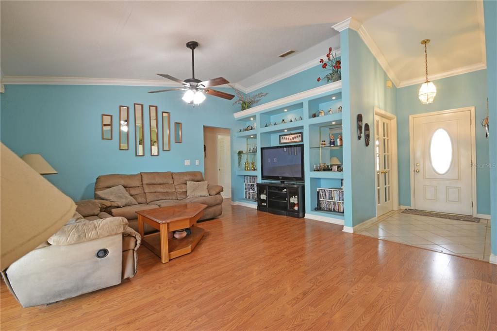 合同活跃: $445,000 (3 贝兹, 2 浴室, 1737 平方英尺)