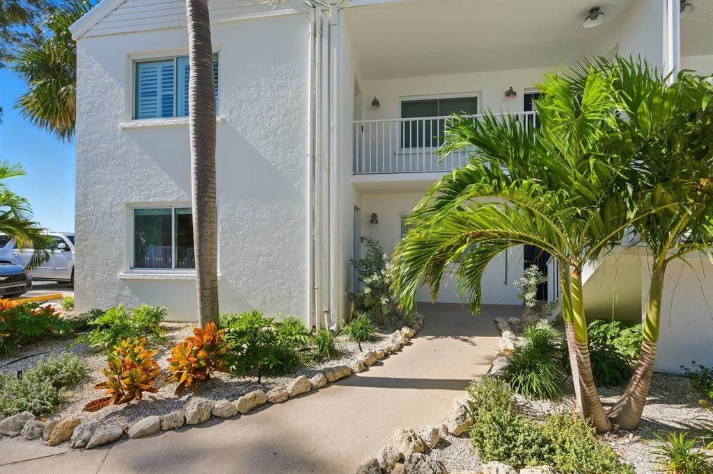 For Sale: $1,350,000 (1 beds, 1 baths, 660 Square Feet)