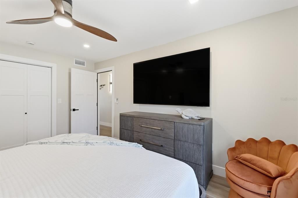 For Sale: $1,350,000 (1 beds, 1 baths, 660 Square Feet)