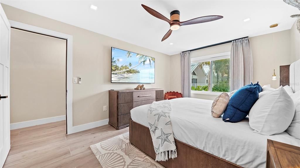 For Sale: $1,350,000 (1 beds, 1 baths, 660 Square Feet)