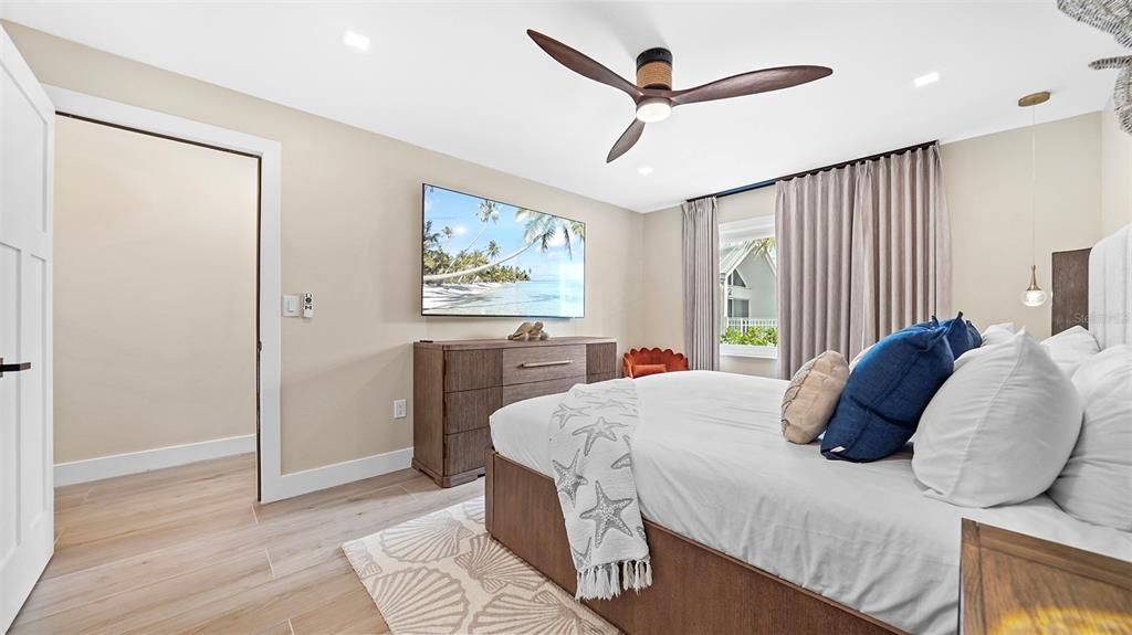 For Sale: $1,350,000 (1 beds, 1 baths, 660 Square Feet)