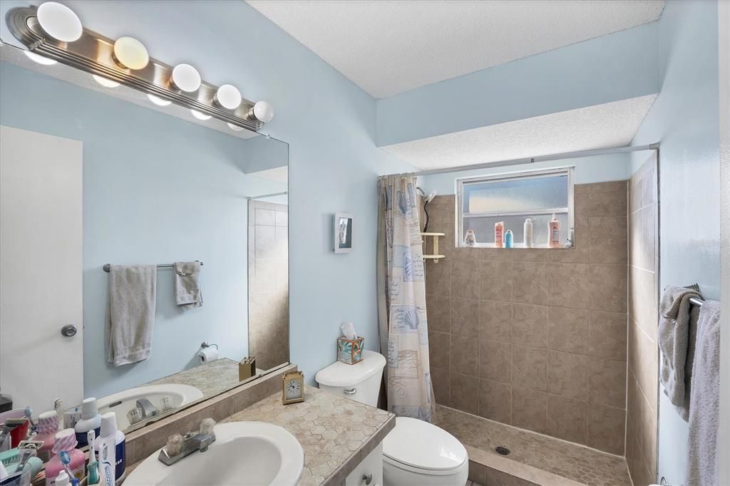 En Venta: $374,900 (4 camas, 0 baños, 2103 Pies cuadrados)