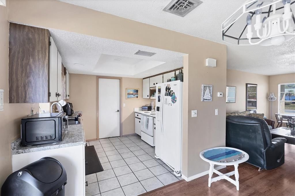 En Venta: $374,900 (4 camas, 0 baños, 2103 Pies cuadrados)