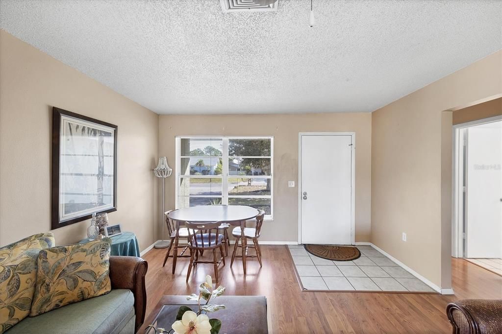 En Venta: $374,900 (4 camas, 0 baños, 2103 Pies cuadrados)