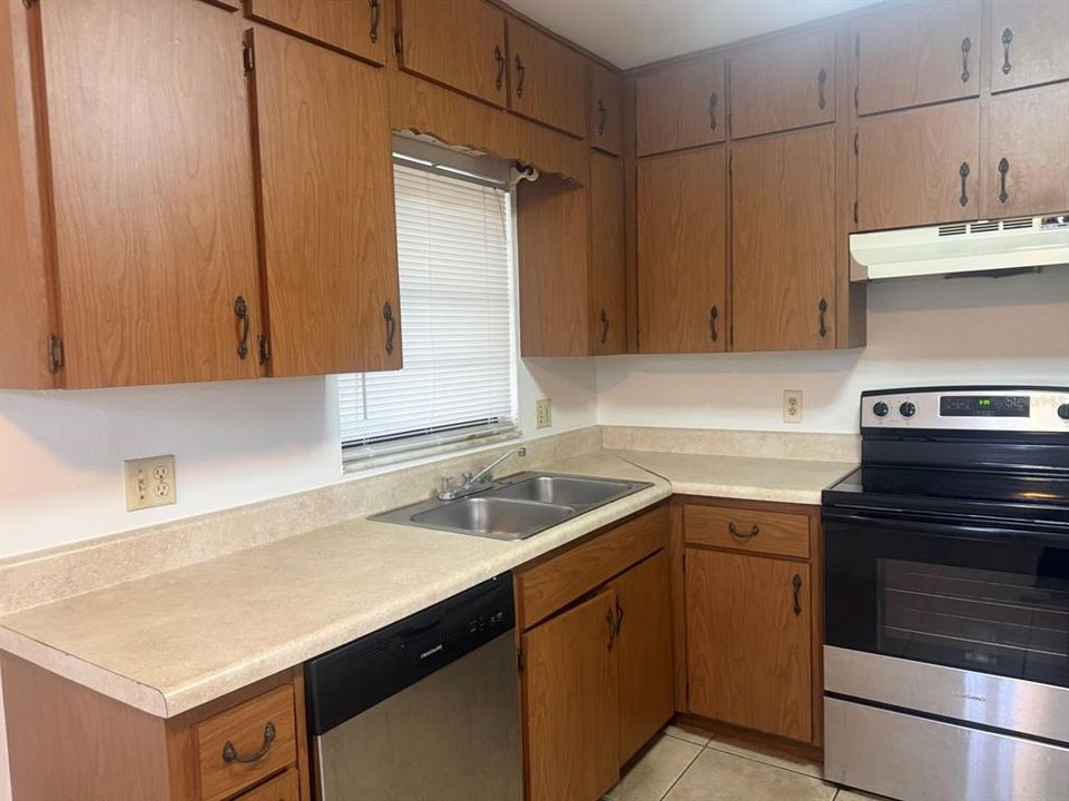 For Rent: $1,450 (2 beds, 1 baths, 800 Square Feet)