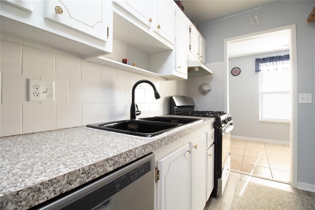 For Sale: $120,000 (1 beds, 1 baths, 745 Square Feet)