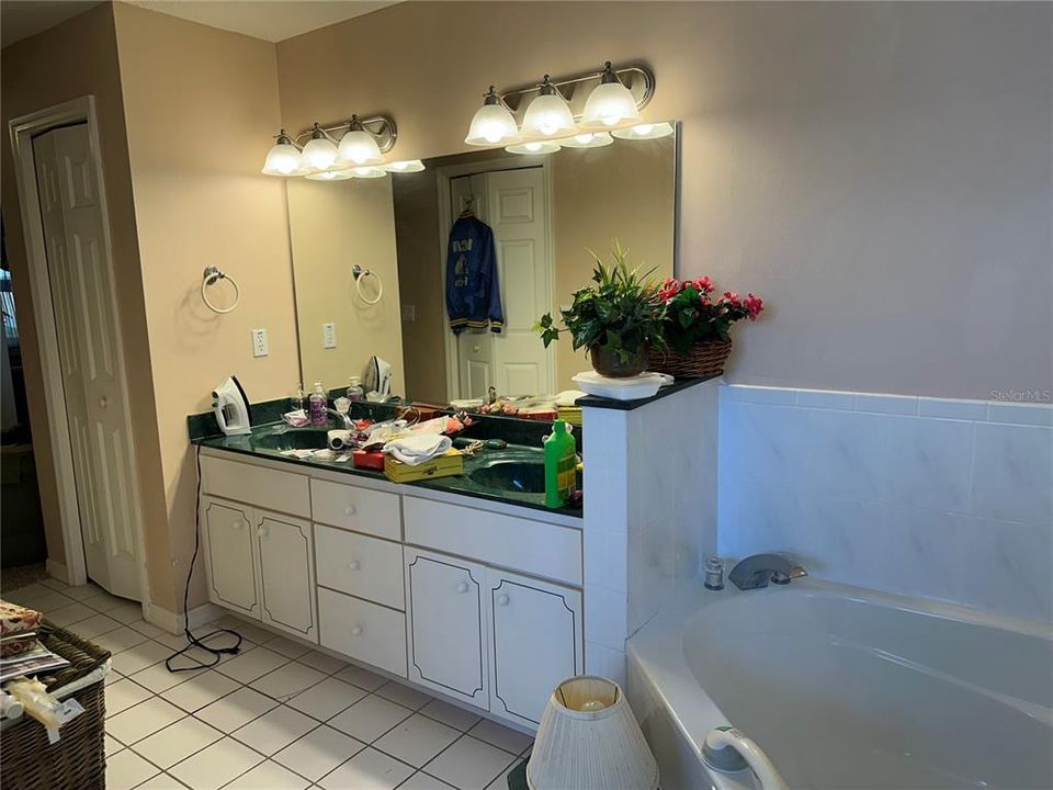 Active With Contract: $348,000 (3 beds, 2 baths, 1987 Square Feet)