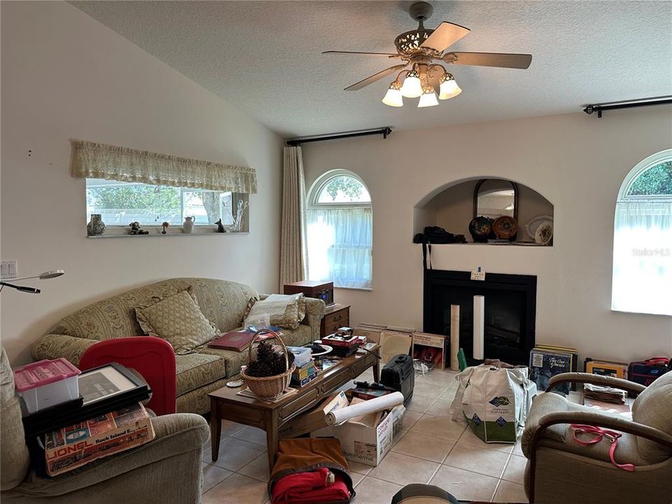 Active With Contract: $348,000 (3 beds, 2 baths, 1987 Square Feet)