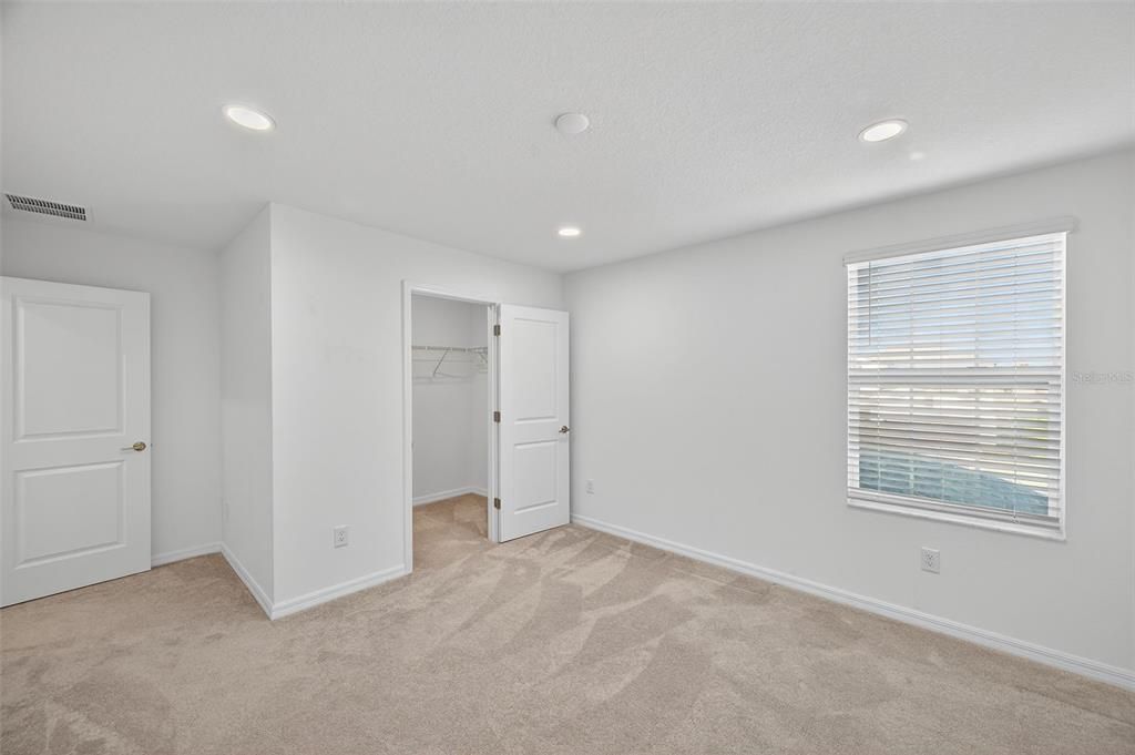 For Sale: $400,000 (5 beds, 2 baths, 2369 Square Feet)