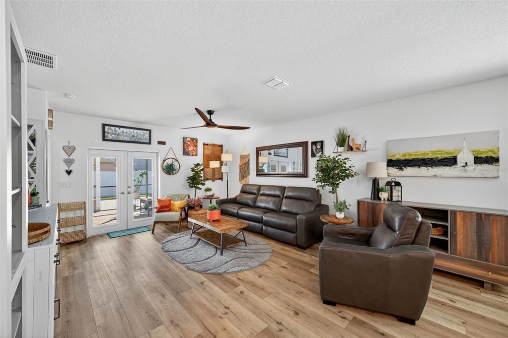 For Sale: $400,000 (5 beds, 2 baths, 2369 Square Feet)