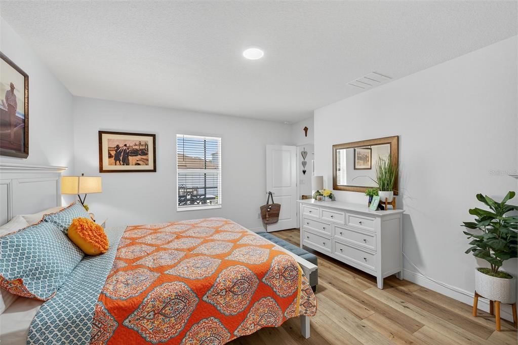 For Sale: $400,000 (5 beds, 2 baths, 2369 Square Feet)