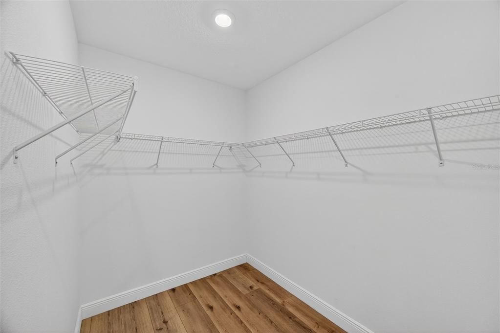 For Sale: $400,000 (5 beds, 2 baths, 2369 Square Feet)