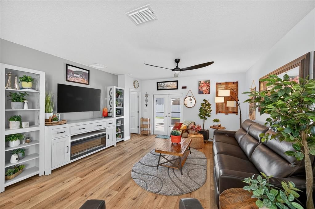 For Sale: $400,000 (5 beds, 2 baths, 2369 Square Feet)