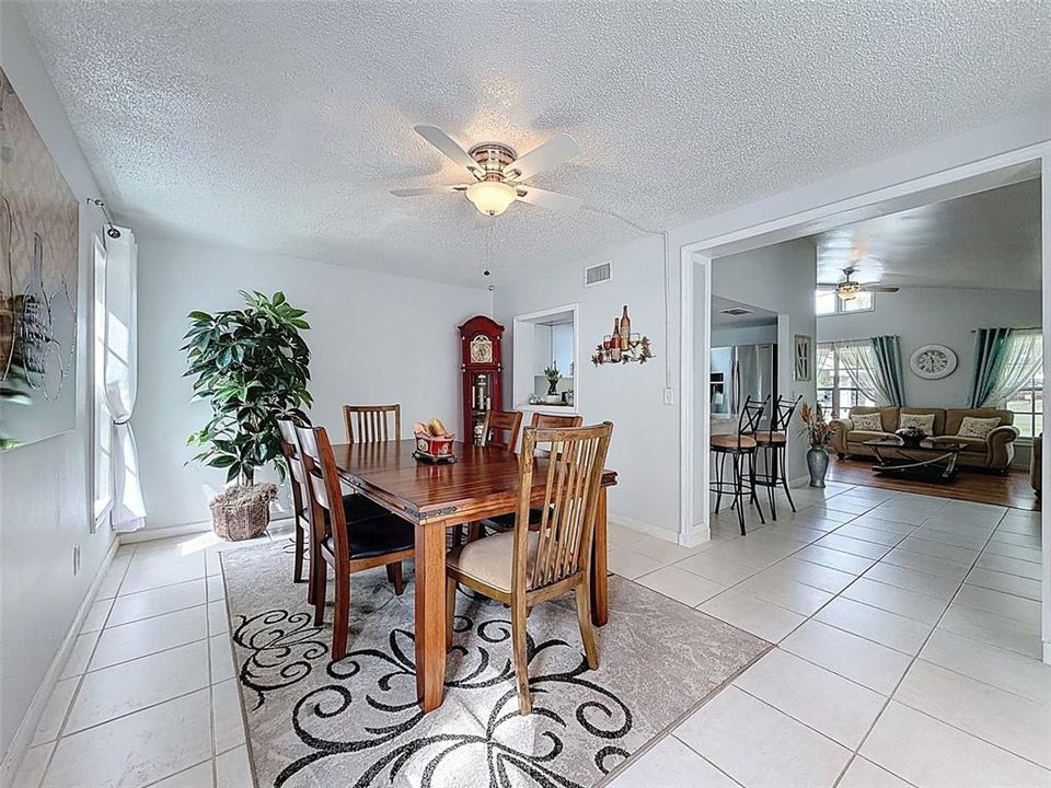 Под контрактом: $285,000 (3 спален, 2 ванн, 1612 Квадратных фут)