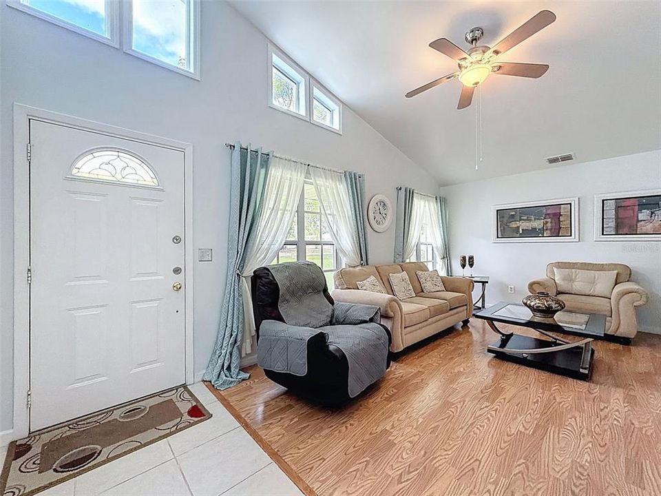 Под контрактом: $285,000 (3 спален, 2 ванн, 1612 Квадратных фут)