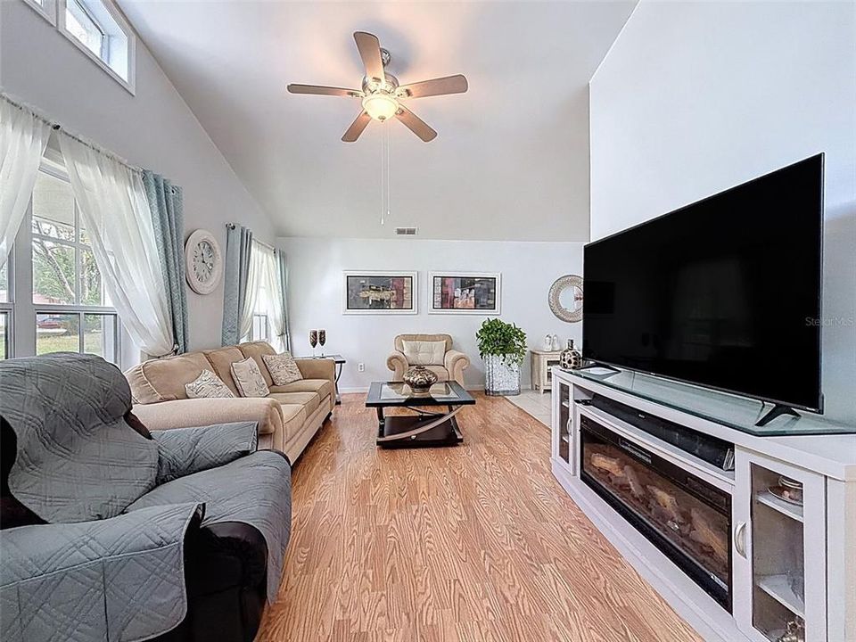 Под контрактом: $285,000 (3 спален, 2 ванн, 1612 Квадратных фут)