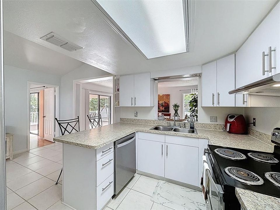 Под контрактом: $285,000 (3 спален, 2 ванн, 1612 Квадратных фут)