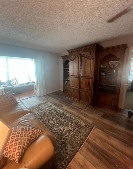 For Sale: $190,000 (2 beds, 2 baths, 1100 Square Feet)