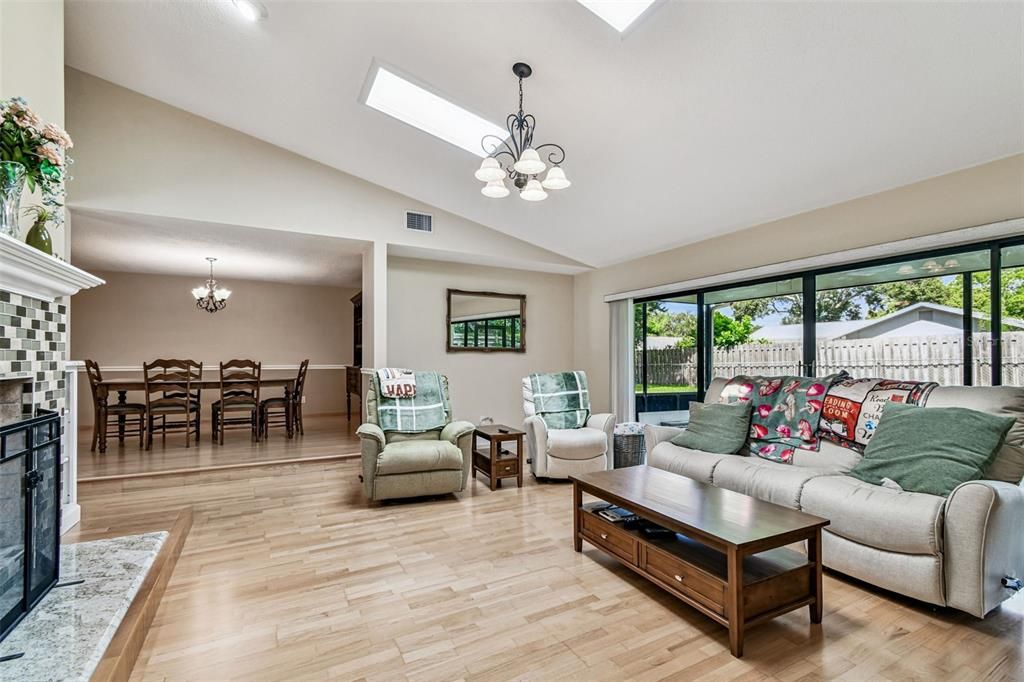 Activo con contrato: $624,916 (4 camas, 2 baños, 2336 Pies cuadrados)