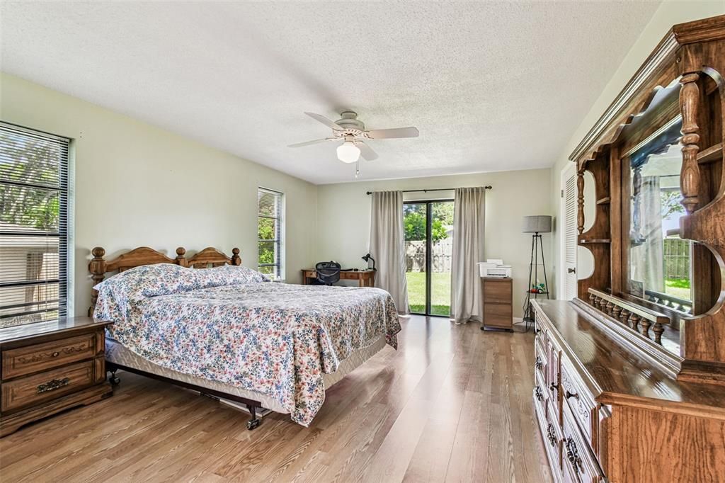 Activo con contrato: $624,916 (4 camas, 2 baños, 2336 Pies cuadrados)